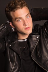 Jordan Elsass fotoğrafı