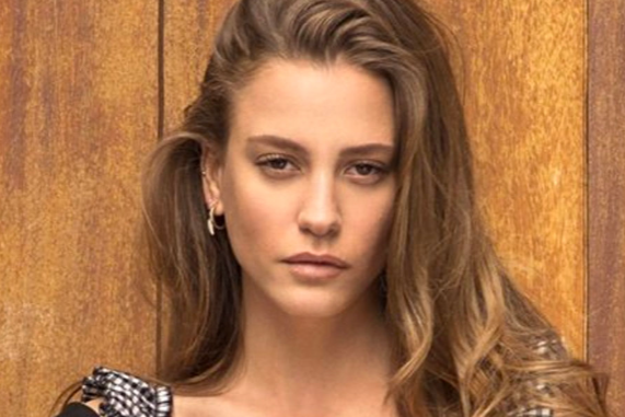 Serenay Sarıkaya (Devin Akın)