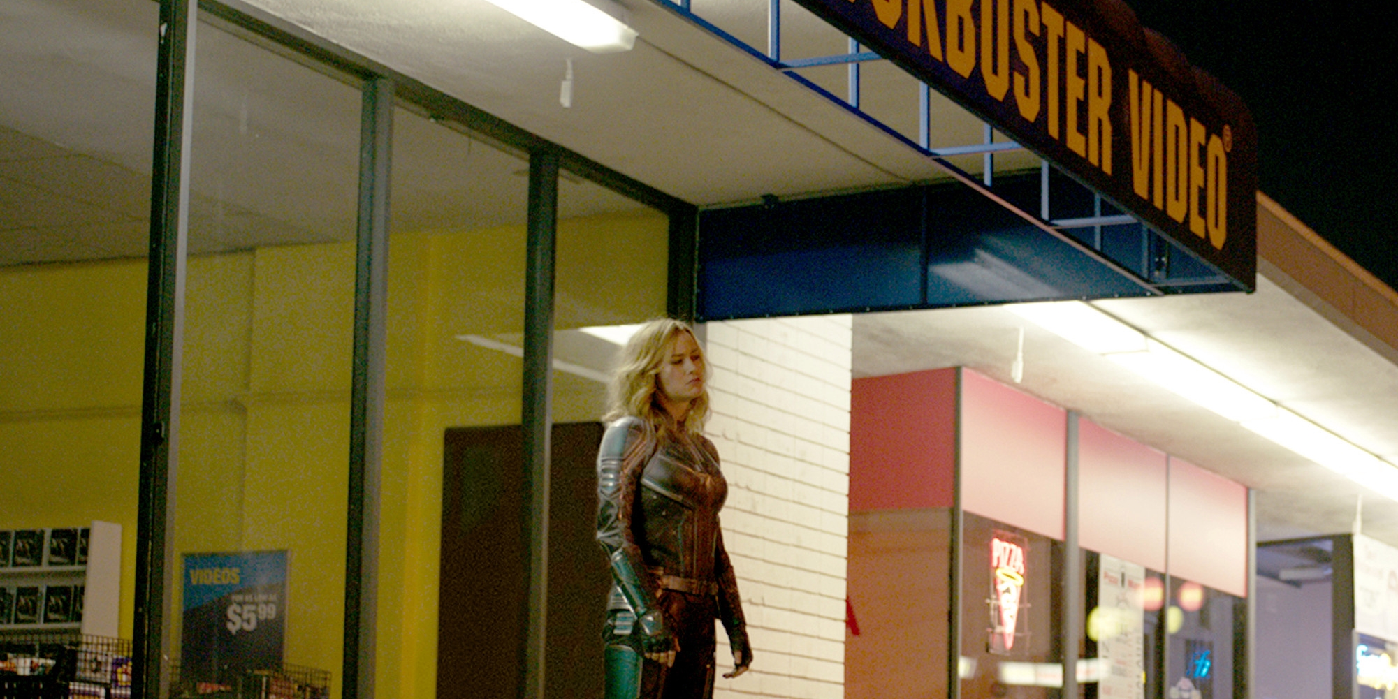 Vers'in Blockbuster Dükkanında Baktığı Video Kaset