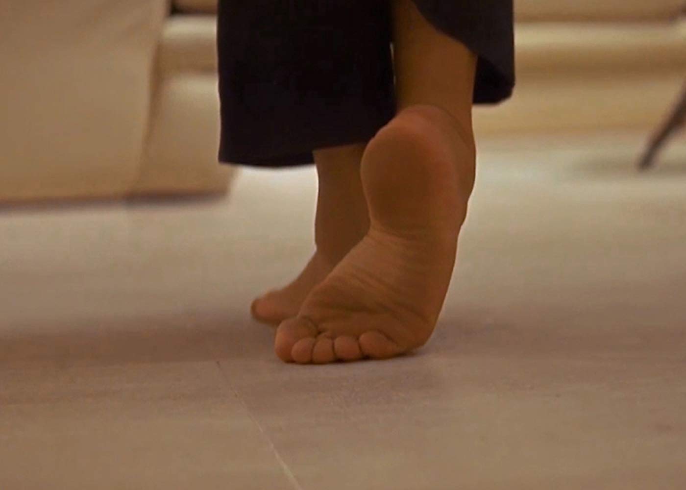 Mia ve Taksici Esmeralda Neden Çıplak Ayaklı?