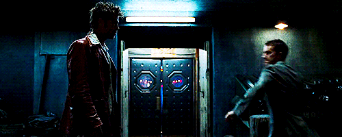 Norton'dan Pitt'e gerçek bir yumruk 