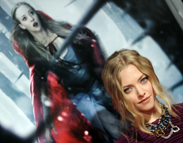 Kız ve Kurt Fotoğrafı