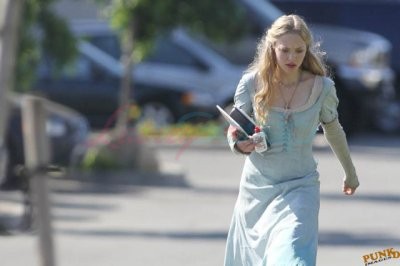 Kız ve Kurt Fotoğrafı