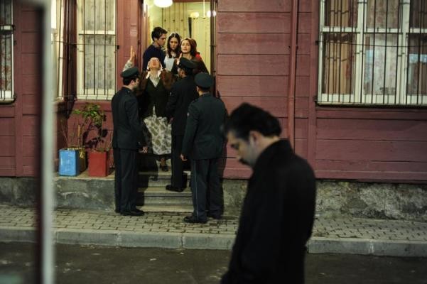 Öyle Bir Geçer Zaman Ki Fotoğrafı