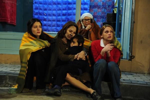 Öyle Bir Geçer Zaman Ki Fotoğrafı