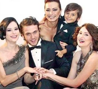 Öyle Bir Geçer Zaman Ki Fotoğrafı