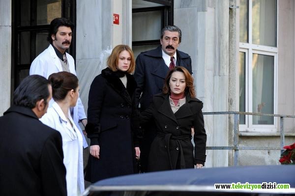 Öyle Bir Geçer Zaman Ki Fotoğrafı