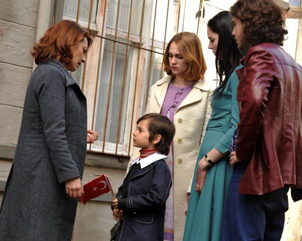 Öyle Bir Geçer Zaman Ki Fotoğrafı