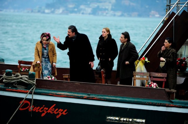 Öyle Bir Geçer Zaman Ki Fotoğrafı