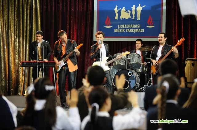 Öyle Bir Geçer Zaman Ki Fotoğrafı