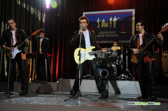 Öyle Bir Geçer Zaman Ki Fotoğrafı