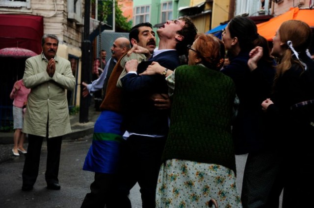 Öyle Bir Geçer Zaman Ki Fotoğrafı