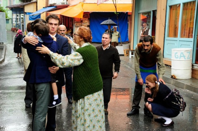 Öyle Bir Geçer Zaman Ki Fotoğrafı