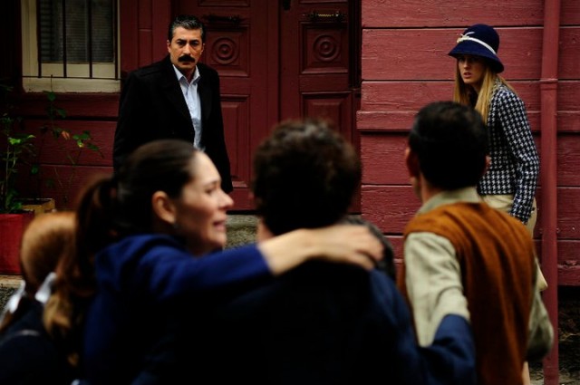 Öyle Bir Geçer Zaman Ki Fotoğrafı