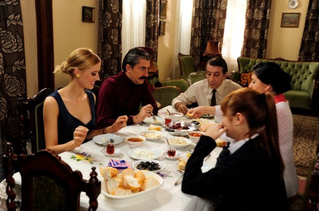 Öyle Bir Geçer Zaman Ki Fotoğrafı