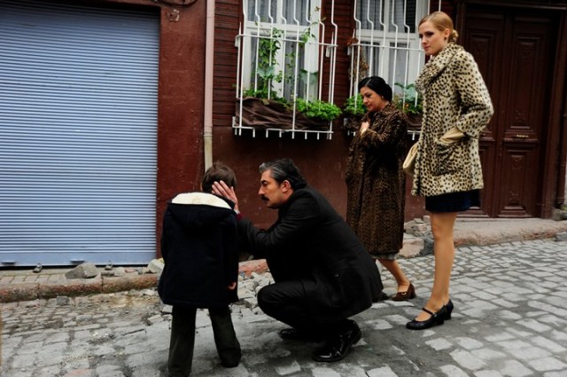 Öyle Bir Geçer Zaman Ki Fotoğrafı