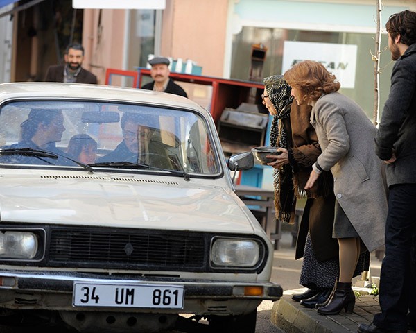 Öyle Bir Geçer Zaman Ki Fotoğrafı