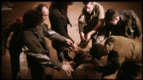 Yaşayan Ölülerin Arasında Bir Bakire fotoğrafı