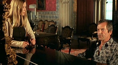 Yaşayan Ölülerin Arasında Bir Bakire fotoğrafı