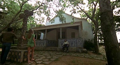 Yaşayan Ölülerin Arasında Bir Bakire fotoğrafı