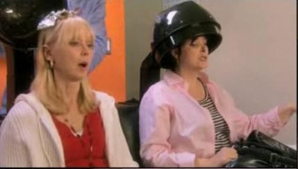 A Couple Of White Chicks At The Hairdresser fotoğrafı