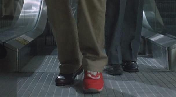 Kırmızı Pabuçlu Adam fotoğrafı