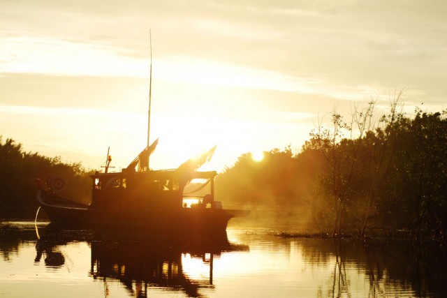 Woman On Fire Looks For Water fotoğrafı