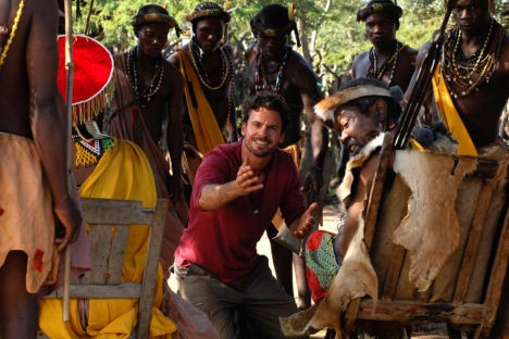 Im Brautkleid Durch Afrika Fotoğrafı