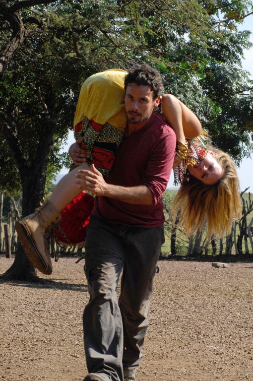 Im Brautkleid Durch Afrika Fotoğrafı