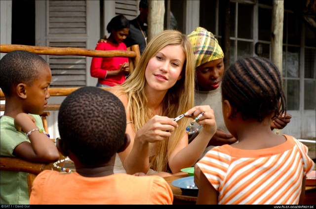 Im Brautkleid Durch Afrika Fotoğrafı