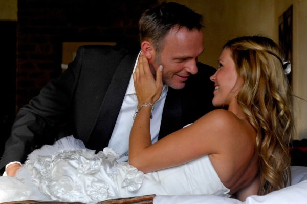 Im Brautkleid Durch Afrika Fotoğrafı