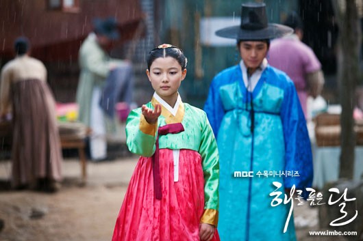 The Moon That Embraces the Sun Fotoğrafı