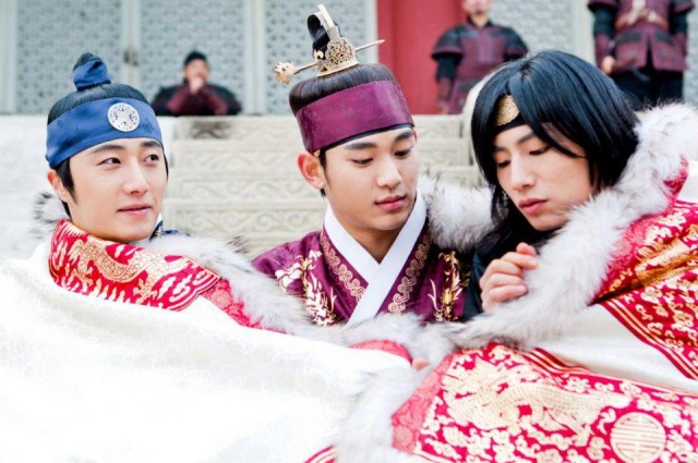 The Moon That Embraces the Sun Fotoğrafı