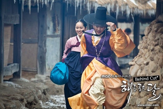 The Moon That Embraces the Sun Fotoğrafı