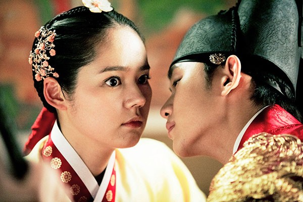 The Moon That Embraces the Sun Fotoğrafı