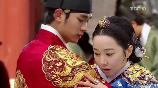 The Moon That Embraces the Sun Fotoğrafı