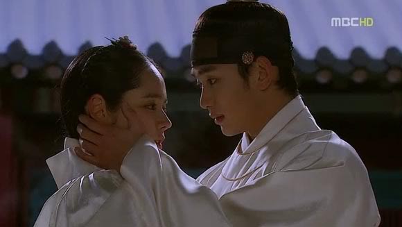 The Moon That Embraces the Sun Fotoğrafı