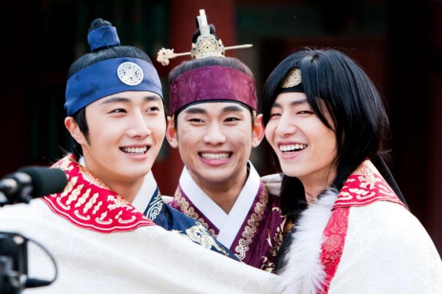The Moon That Embraces the Sun Fotoğrafı
