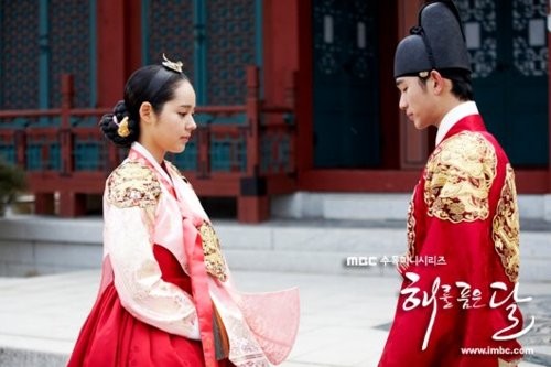 The Moon That Embraces the Sun Fotoğrafı
