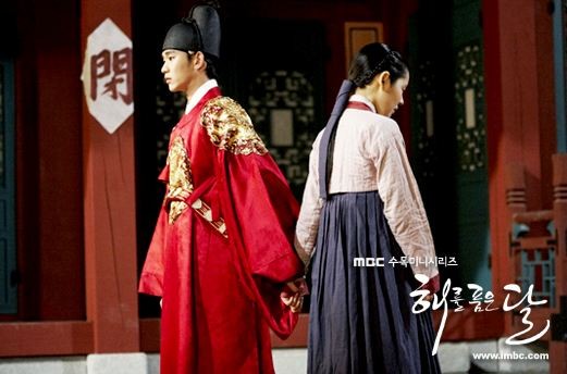 The Moon That Embraces the Sun Fotoğrafı