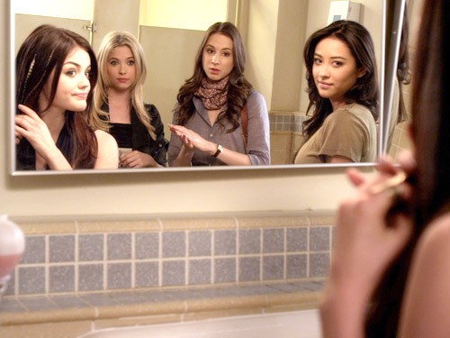 Sevimli Küçük Yalancılar Fotoğrafı