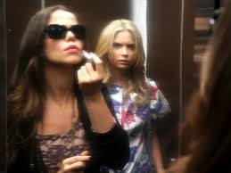 Sevimli Küçük Yalancılar Fotoğrafı