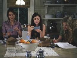 Sevimli Küçük Yalancılar Fotoğrafı