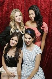 Sevimli Küçük Yalancılar Fotoğrafı