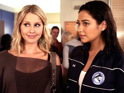 Sevimli Küçük Yalancılar Fotoğrafı