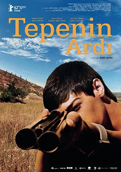 Tepenin Ardı (2012) afişi