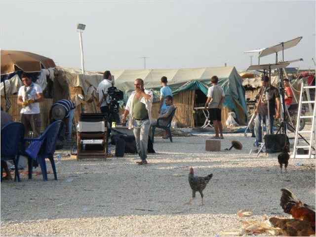 Toprağa Uzanan Eller Fotoğrafı