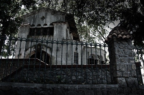 Araftaki Ev Fotoğrafı