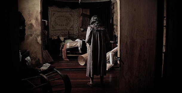 Araftaki Ev Fotoğrafı