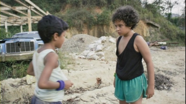 Araftaki Ev fotoğrafı